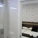 Baixo A Lua Rooming 4*