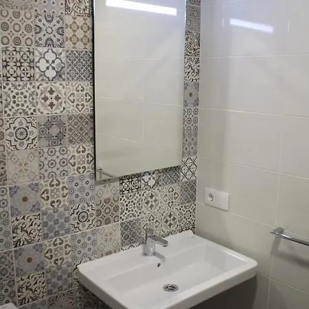 Baixo A Lua Rooming ساريا