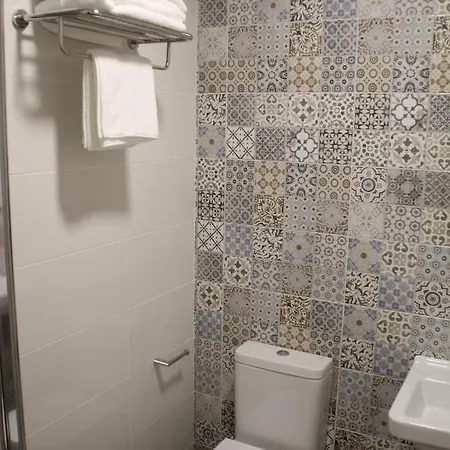 Baixo A Lua Rooming Konukevi Sarria
