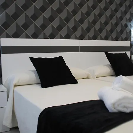 Baixo A Lua Rooming 4* ساريا