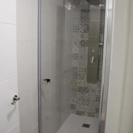 Baixo A Lua Rooming Konukevi Sarria