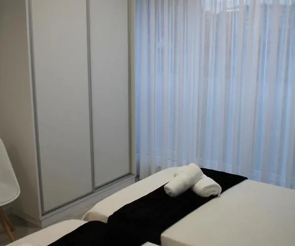 Baixo A Lua Rooming ゲストハウス 4*