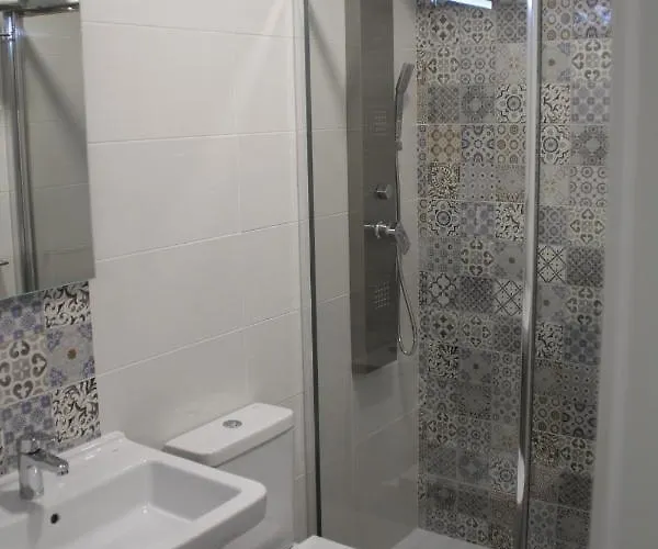 ゲストハウス Baixo A Lua Rooming 4*